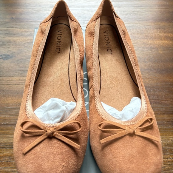 Vionic Tan Wide Suede Ballet Flats with Decorative Bows Sz.9.5W - Picture 2 of 6